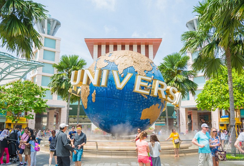 Quả cầu xoay biểu tượng trước cổng Universal Studios Singapore
