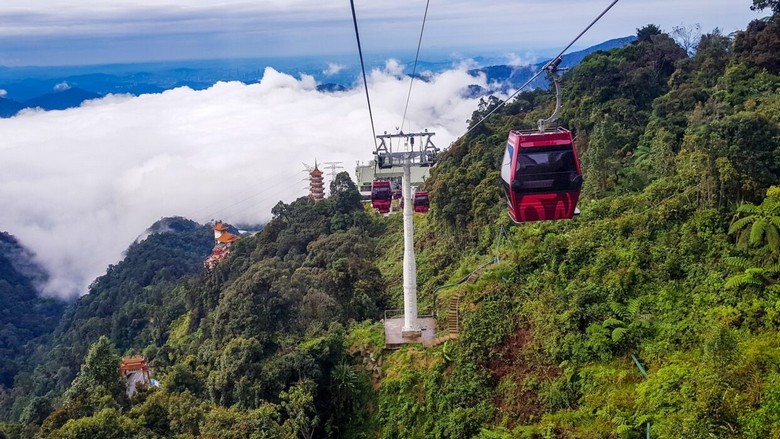 Cáp treo Genting dài 3,3km — lúc trời mù sương cảm giác như đang bay qua mây