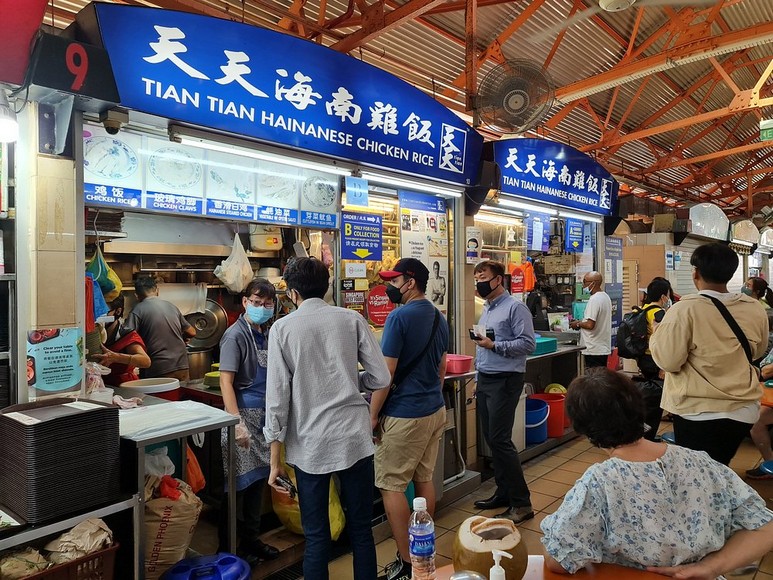Maxwell Food Centre — một trong những khu hawker nổi tiếng nhất Singapore, ngay cạnh Chinatown