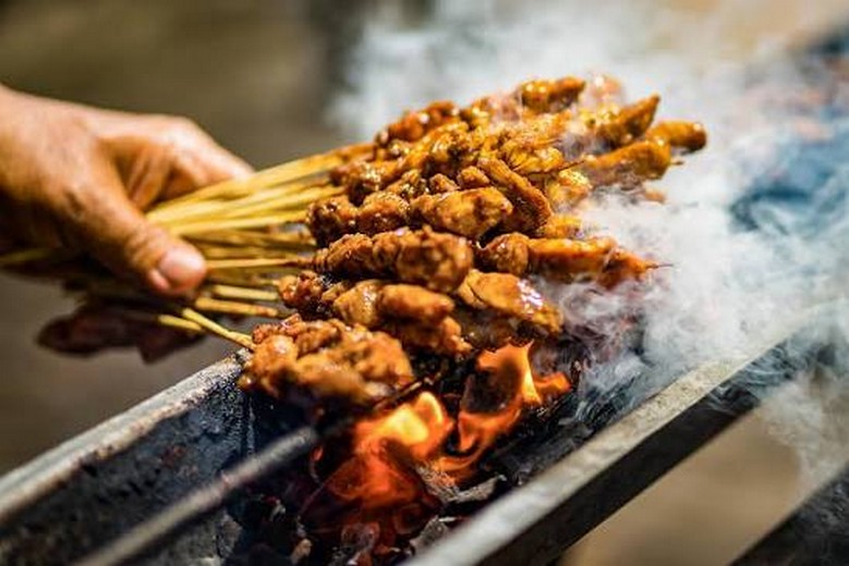 Satay (Thịt Xiên Nướng) Ở Singapore – Malaysia Ăn Ở Đâu Ngon? Hương Vị, Giá