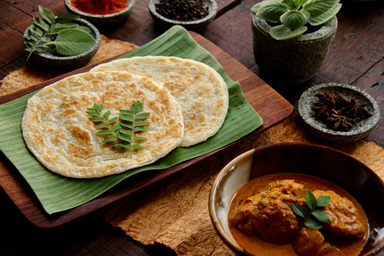 Roti prata ăn kèm cà ri