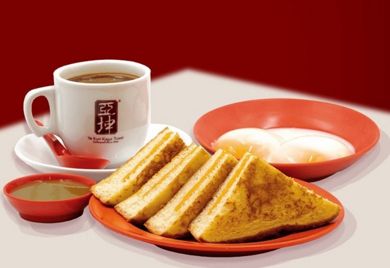 Kaya toast, trứng bán lỏng và kopi