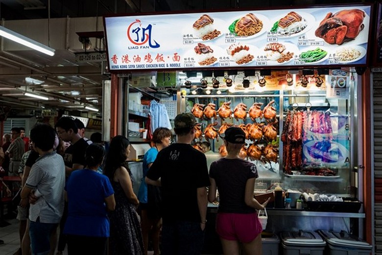 Cơm gà sốt tương Michelin giá rẻ ở Singapore
