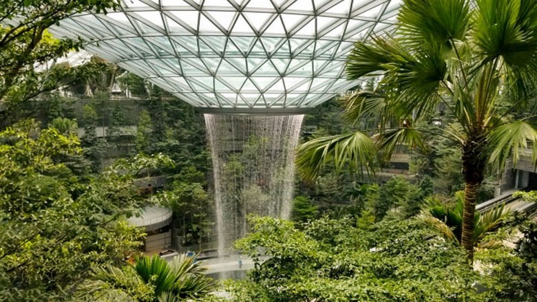 Thác nước Rain Vortex tại Jewel Changi Singapore