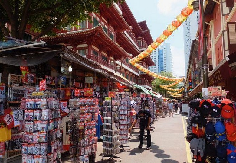 Mua quà lưu niệm ở chợ Chinatown Singapore